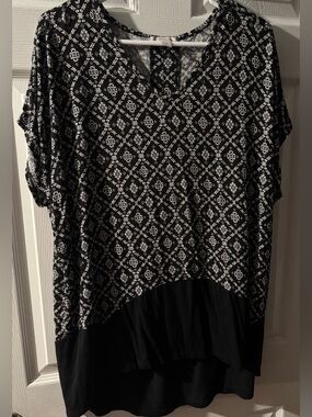 Black and White Printed Short-Sleeve Blouse with Contrast Hem